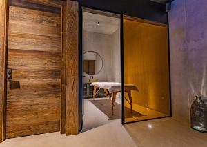 Foncine-le-HautにあるBlack chaletの大きな木製のドアとテーブルが備わる客室です。