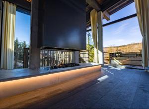 Foncine-le-HautにあるBlack chaletの家の中のリビングルーム(暖炉付)