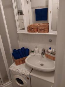 A bathroom at Léna apartman
