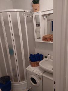 uma pequena casa de banho com WC e lavatório em Léna apartman em Fonyód