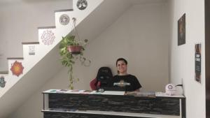 zwei Personen sitzen an einem Tisch in einem Zimmer in der Unterkunft Mandallah Hostel in Joinville + 46 Fotos