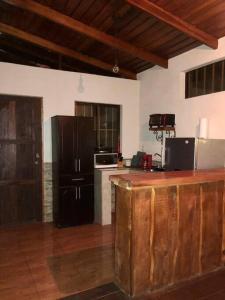 uma cozinha com um balcão de madeira num quarto em Cabaña Sabana Redonda, Poás em Poás