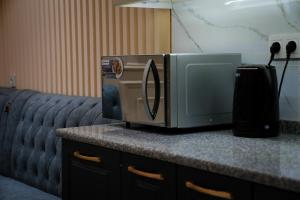 a microwave sitting on top of a counter at Learmara Apartment #2 in Samarkand