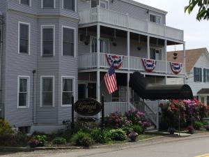 Una casa con una bandiera americana sul davanti. di Lynwood Inn a York Beach