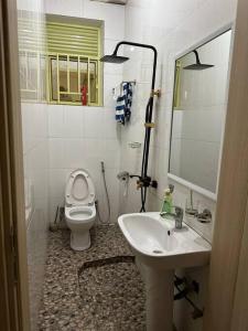 een badkamer met een wastafel en een toilet bij Private house in Kibagabaga in Kigali