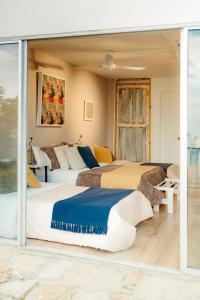 three beds in a room with glass doors at Increíble Habitación con piscina y hermosa vista. in La Mesa