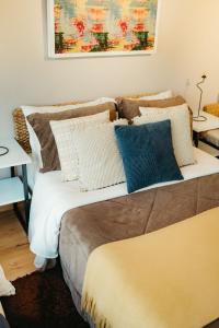 a bed with pillows on it in a room at Increíble Habitación con piscina y hermosa vista. in La Mesa