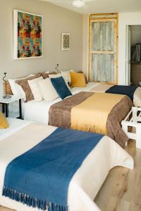 a group of beds in a room at Increíble Habitación con piscina y hermosa vista. in La Mesa