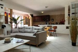 ein Wohnzimmer mit einem Sofa und einem Tisch in der Unterkunft Casa Vacanza Fiera di Roma in Ponte Galeria