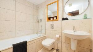 uma casa de banho com um lavatório, WC e um espelho. em Leeds City Centre Dock 2 Bed 2 Bath em Hunslet