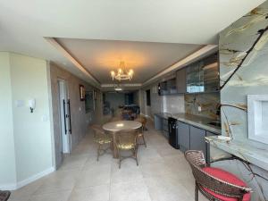 a kitchen and dining room with a table and chairs at Apartamento Vista para o Mar in Laguna