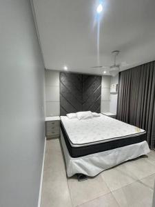 a bedroom with a large bed in a room at Apartamento Vista para o Mar in Laguna