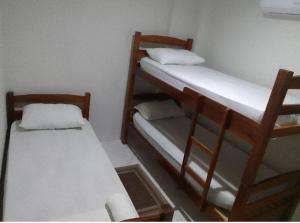 a room with two bunk beds in a room at Hostel Arena Prime in Salvador
