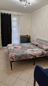 ein Schlafzimmer mit einem Bett in einem Zimmer in der Unterkunft Appartamento Oro in Mantello