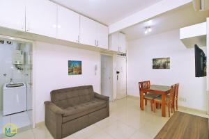 sala de estar con sofá y mesa en Belo 2 quartos para 6 pessoas na quadra da praia, en Río de Janeiro