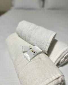 uma toalha branca com uma etiqueta em cima em Hotel Rio Jordão em Siderópolis