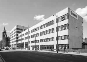 リバプールにあるアーヘン ホテルの道路の建物の白黒写真