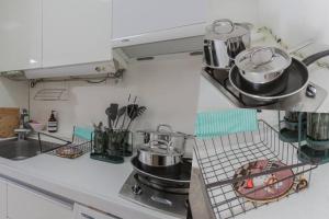- une cuisine avec 2 casseroles et des poêles sur une cuisinière dans l'établissement Mirae_stay 33 New Open [2 Queen+1 S-Single], à Séoul