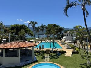 vista para a piscina no resort em Hotel Recanto dos Pássaros em São Sebastião