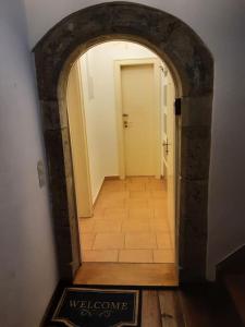 雷根斯堡的住宿－Alfred Second，通往走廊的拱门,有白色的门