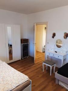 雷根斯堡的住宿－Alfred Second，一间卧室配有床、水槽和镜子