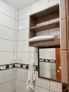 ein Bad mit einem Spiegel und einem Handtuch in der Unterkunft Exclusivo departamento en Chiclayo in Chiclayo