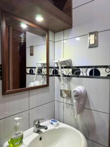 a bathroom with a sink and a mirror at Exclusivo departamento en Chiclayo in Chiclayo