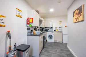 a kitchen with a washing machine and a washer at *F18GH* For relaxed & Cosy stay/Free Parking/WiFi in Leeds