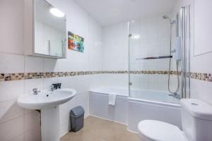 a bathroom with a sink and a toilet and a shower at *F18GH* For relaxed & Cosy stay/Free Parking/WiFi in Leeds