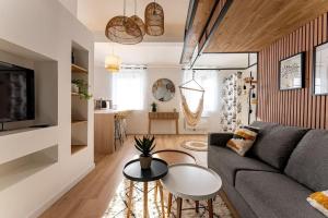 un soggiorno con un divano e un tavolo di 1. Charmant appartement proche du centre et gare a Valence
