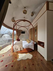 מיטה או מיטות בחדר ב-SKY DOME