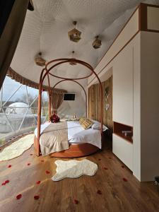 ein Schlafzimmer mit einem Bett und Rosen auf dem Boden in der Unterkunft SKY DOME in Vad