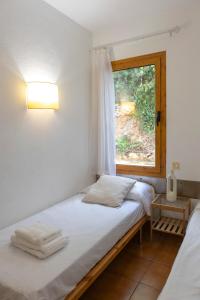 a bedroom with a bed and a window at Fee4Me Menorca, appartment a few minutes from the beach in Arenal d'en Castell