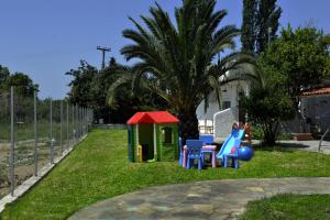 un niño jugando en un patio de juegos en Aspa Victoria en Troulos
