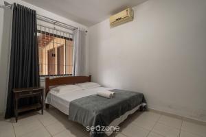 - une chambre avec un lit et une fenêtre dans l'établissement Casa 3 quartos a 50m da praia Penha-SC EPS055, à Penha