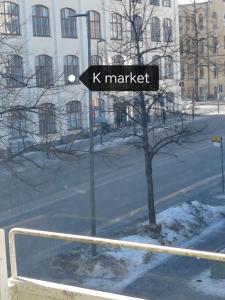 ein Straßenschild für den k-Markt auf einer Stadtstraße in der Unterkunft City Apartment in Tampere