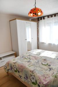 ein Schlafzimmer mit einem Bett mit einer Blumendecke in der Unterkunft APARTMAN Tradicia in Michalovce