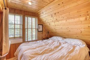 um quarto com uma cama num chalé de madeira em Dino's Den em Lead