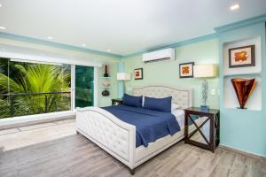 Postel nebo postele na pokoji v ubytování Puerto Vallarta Family Vacation Home, Beach Frontage + 93 fotografií