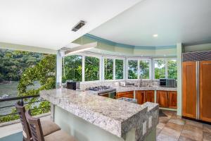 Kuchyň nebo kuchyňský kout v ubytování Puerto Vallarta Family Vacation Home, Beach Frontage