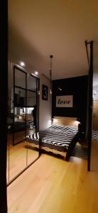 Habitación con 2 camas y espejo. en Apartament DANI en Nysa