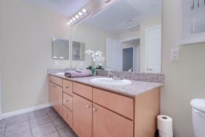 baño con lavabo y espejo grande en Austin 4BR Loft Townhome near West Campus, en Austin