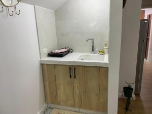 ein Badezimmer mit einem Waschbecken und einer weißen Theke in der Unterkunft Yellow House Suite in Madschdal Schams