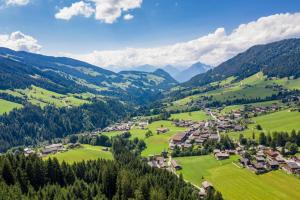 una vista aérea de un pueblo en las montañas en Bergwald, en Alpbach