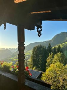 vistas a las montañas desde el porche de una casa en Bergwald en Alpbach