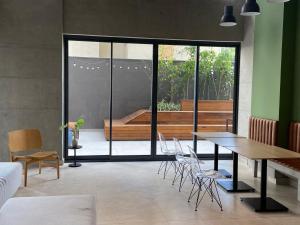 - une salle à manger avec une table et un canapé dans l'établissement Studio novo Frei Caneca, à São Paulo