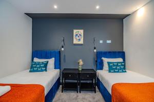 2 Betten in einem Zimmer in Blau und Orange in der Unterkunft 3 Bedroom 2 Bathroom I Super Central Location I Sleep 9 Guests in Brighton & Hove