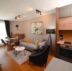 兹拉蒂博尔Zlatiborski biser lux apartmani的客厅里有一张沙发和一张桌子。