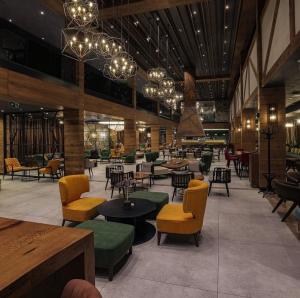 兹拉蒂博尔Zlatiborski biser lux apartmani的建筑物内有桌椅的餐厅