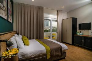 um quarto com uma cama e uma janela com bananas em Dizengoff square boutique em Tel Aviv